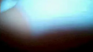 Сексуальная красотка в очках раздевается и Бейтс на камеру