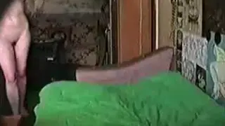 Мужчина и женщина занимаются интимными делами в спальне оформленной в деревенском стиле