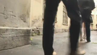 Русский студент девушка встречает стая грубые брутальные мужики