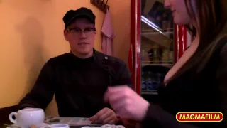 Бариста в Черных Чулках Трахается С Клиентом