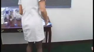 Тиа Свитс получает экзамен в обнаженном виде