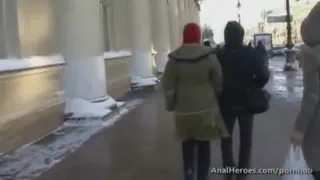 Горячая блондинка с аппетитной попкой соблазнила в холодном