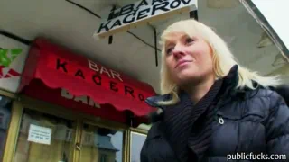 Симпатичные любительское чешской девушки Лора киска трахал и сперму глотает