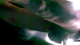 Грубоватый мокрый и неряшливый мужчина наслаждается чудесной ванной