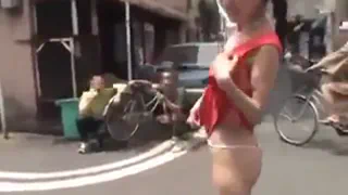 Молодая японка в общественных приводы старик с ума