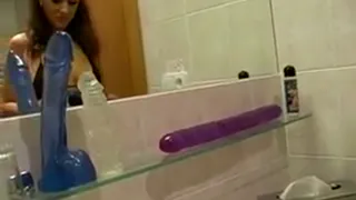 Кэнди Кэт заполняет ее киску с ее дилдо
