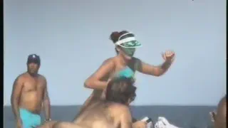 Большая девушка сиськи на пляже