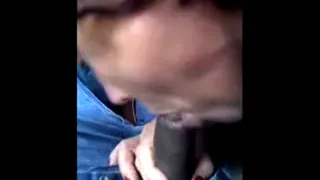 Голландский мамочка сосет черный член в машине
