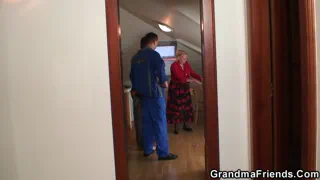 Старая бабушка предлагает ее киску в качестве оплаты