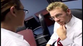 Худая секретарша в очках трахается в офисе в глубокий видео