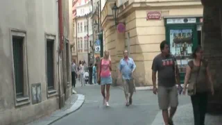 Молодая блондинка сосет старый хуй на публике
