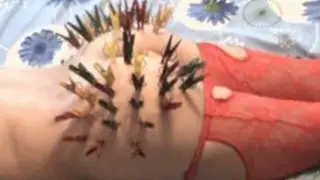 Человек с множеством сексуальных игрушек на ногах