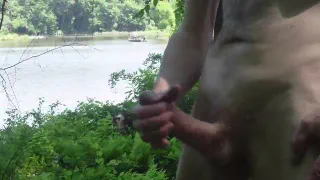 Дрочит у всех на виду