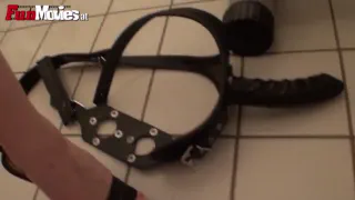 Сантехник дрочит на сиськи