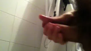 Дрочит в душе