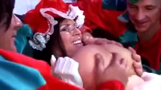 Сексуальный санта и его жена наслаждаются чувственным рождеством с эльфами