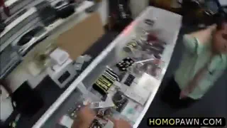 Горячий чувак получает его трахал в жопу по два парни для горячий секс
