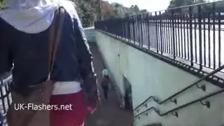 Застенчивая блондинка эксгибиционист публичных