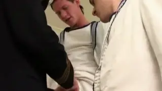 В три дырки Осмотр Моряков