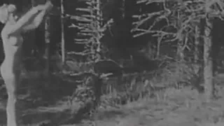 Два голых нудистов девушки играют в мяч 1940-х годов винтажный