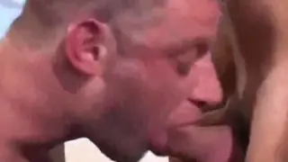 Два горячих мужика в офисе