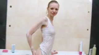 блондинка в ванной
