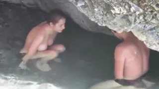 Молодая пара попадает чертовы в море