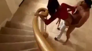 Сексуальная брюнетка красотка раздвигает ноги широко в этом