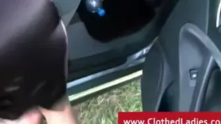 Одет брюнетка скачет на член открытый