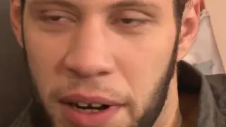 Блондинка Жует Мясо Ей в Рот