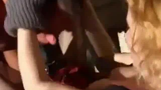 Две девушки ебать его жесткий Страпон