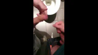 2 в полицейской форме дрочить в общественном туалете
