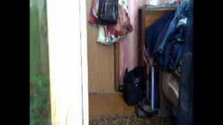 Позирует перед веб камерой в образе женщин