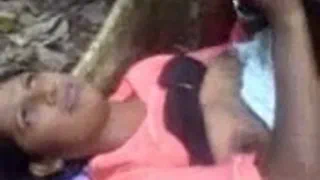 Мило улыбается молодой соблазнила пожилой мужчина
