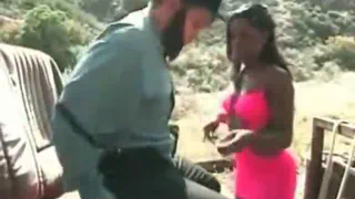 Черную Телку Трахнули на Улице Белым Парнем