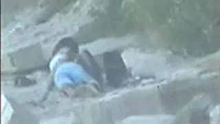 Пара молодых поймали на пляже