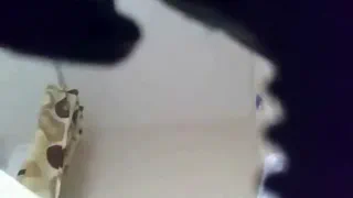 Мужчина и женщина занимаются сексом в темной комнате
