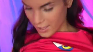Яна имеет желтый вибратор