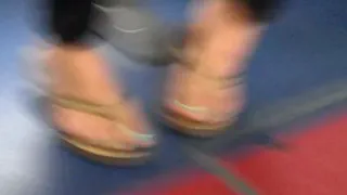 Откровенные молодые ноги в шлепанцы на автобусе