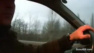 Немецкий молодой ебет открытый в машину с незнакомцем в общественном месте