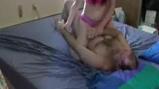Борьба в постели и дразня друг друга