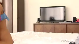 Женщина лежит на мужчине наслаждаясь личным моментом в спальне