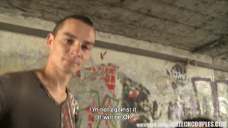 Брюнетка Большие сиськи девушка сосет член перед ее парень