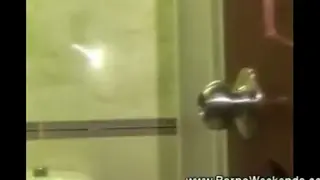 Пара в уютной и горячей ванне сцены