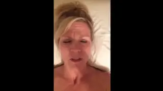 Мамаша Селфи на кровати с вибратором