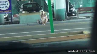 Молодой делает минет на огромный член в машине на публике