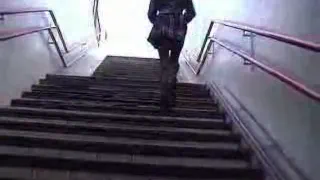 Сексуальная девушка с большими ногами