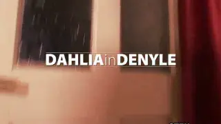 Далия Денил показывает ее божественный круглая попка и трахается