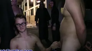 Молодой залог дергает хер