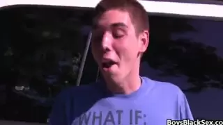Белый парень получает толченый черный хуй 24